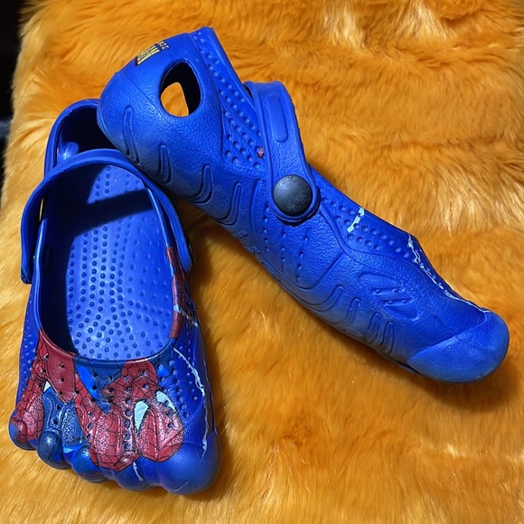 Spider-Man toe crocs - Picture 3 of 4